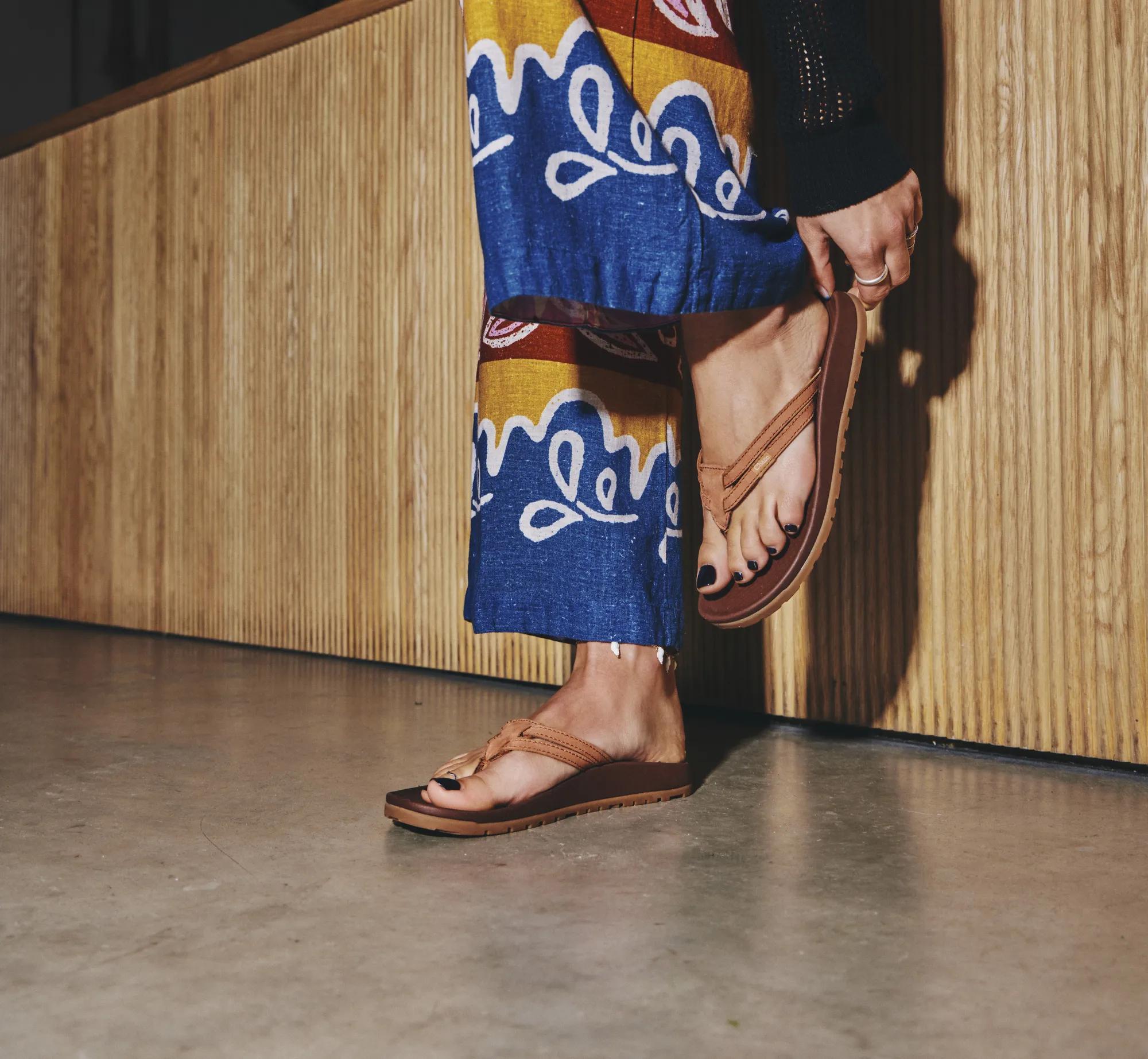 Lowdown Leather Flip Flop, Windswept, dynamic 8