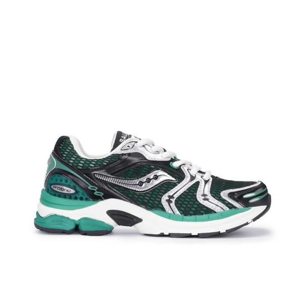 Triumph 4 KDZ, Pine Green/Black, dynamic